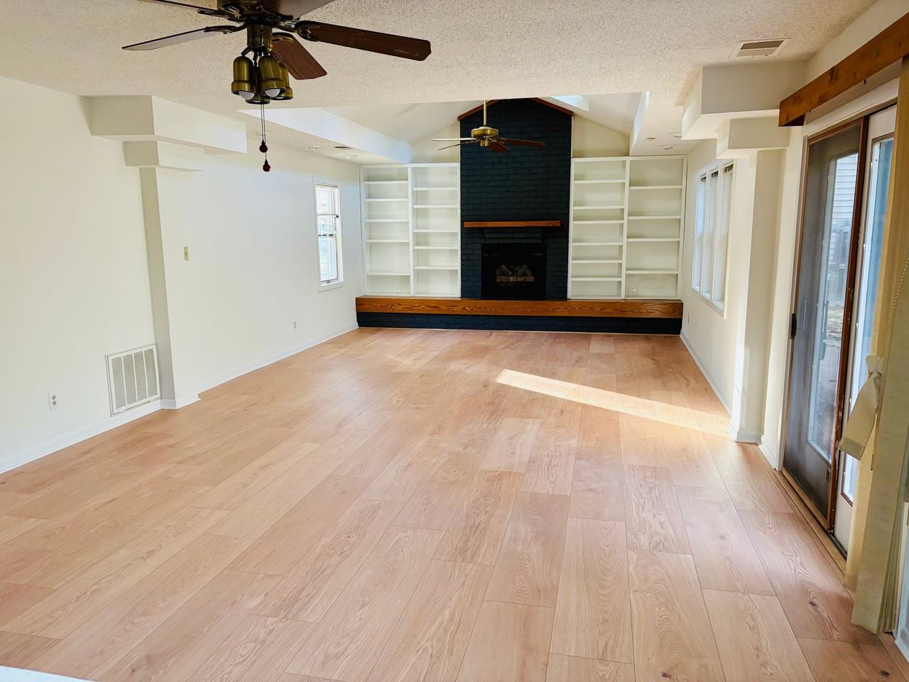 1556 Beachview Dr - Photo 2 of 8