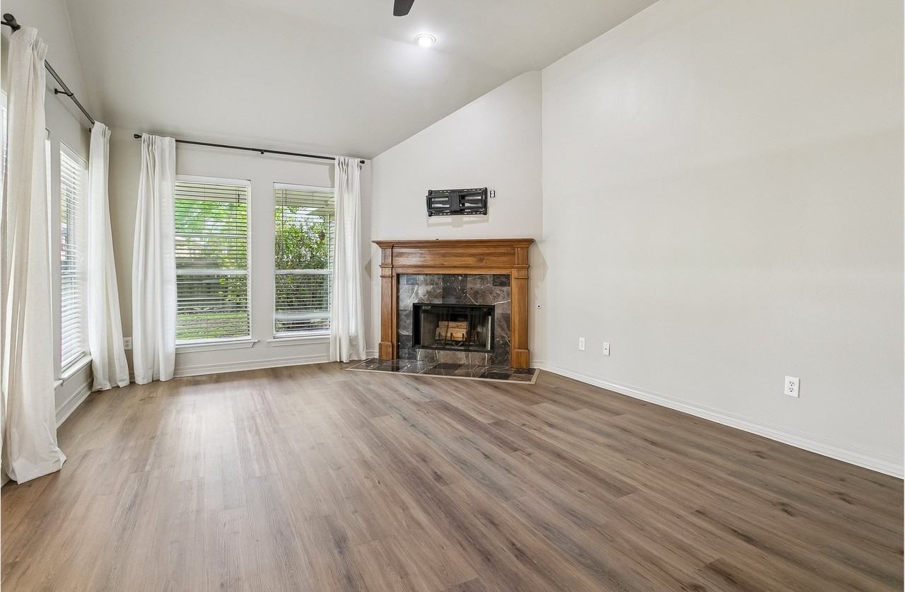 2342 Doe Ct - Photo 3 of 16