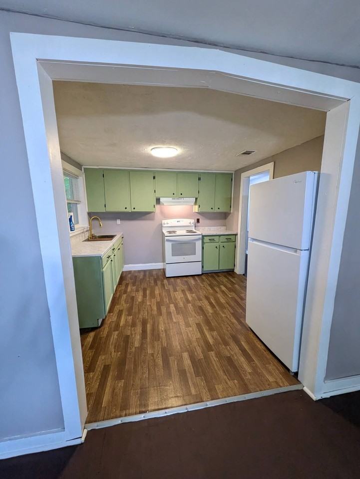 435 Booth St - Photo 5 of 20