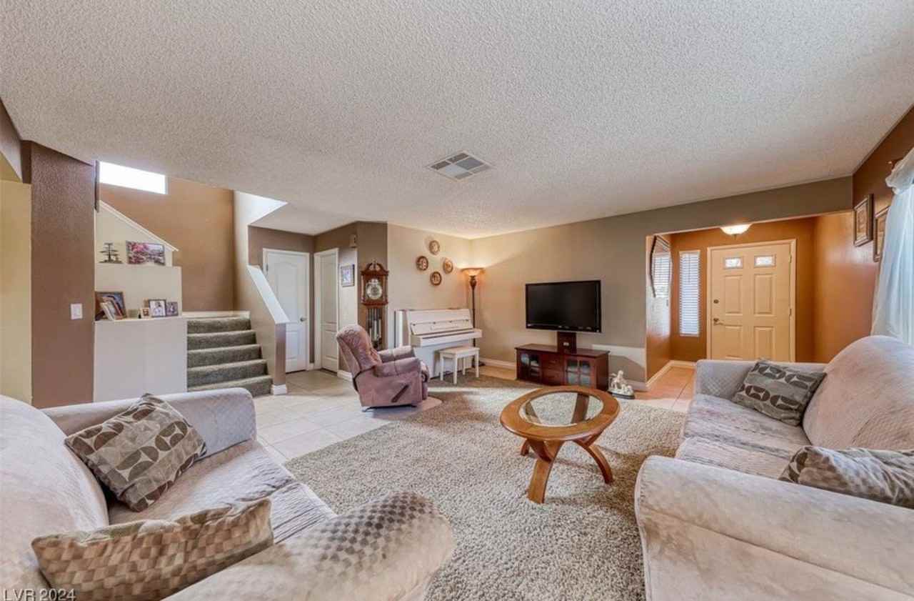 348 Faulkner Ct - Photo 5 of 11