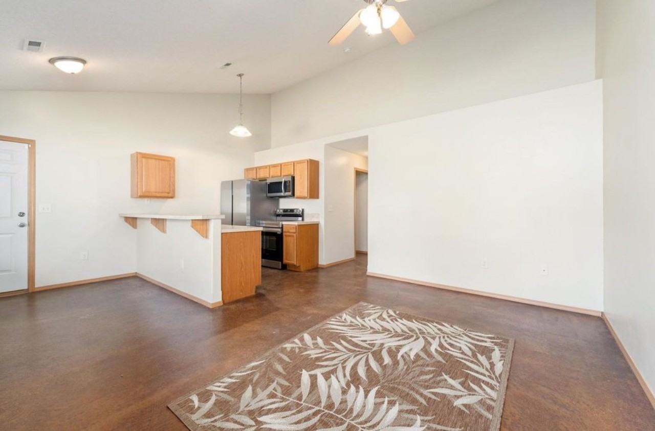 527 S Gordon St - Photo 2 of 20