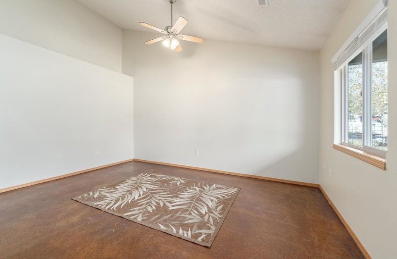 527 S Gordon St - Photo 3 of 20