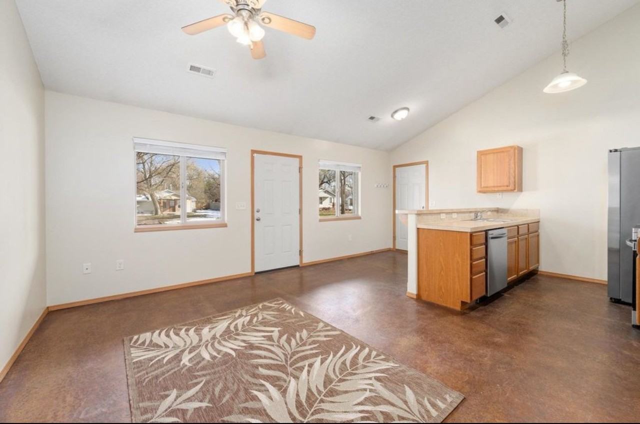 527 S Gordon St - Photo 4 of 20