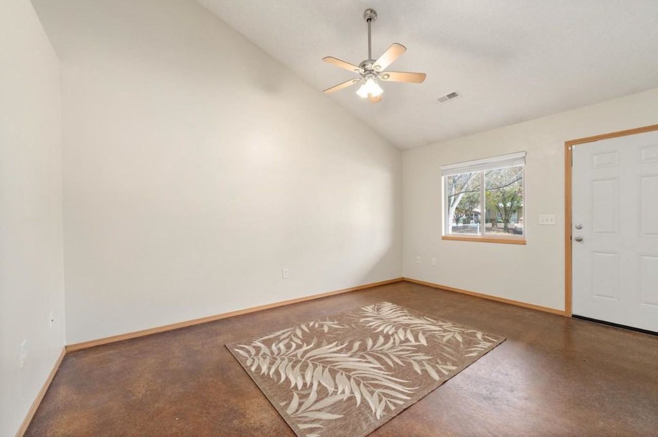 527 S Gordon St - Photo 5 of 20