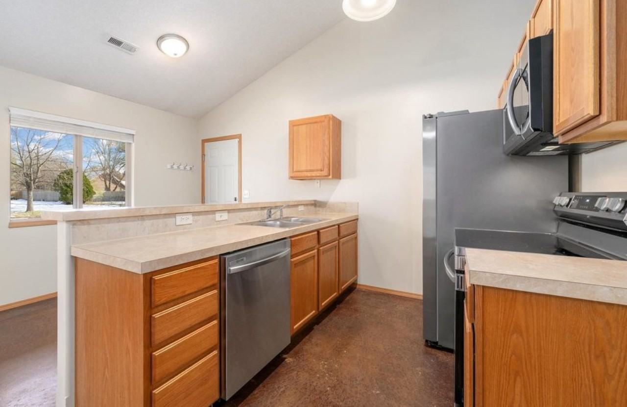 527 S Gordon St - Photo 6 of 20