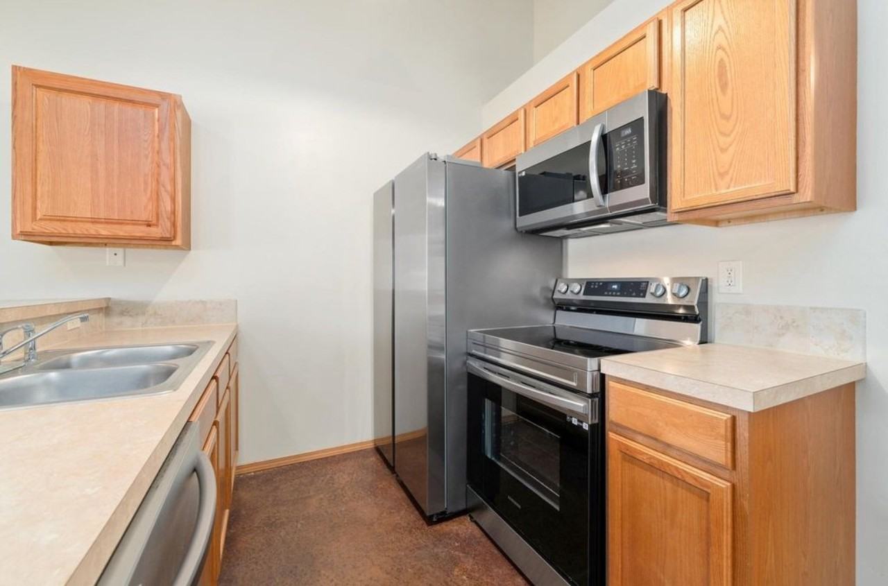 527 S Gordon St - Photo 7 of 20