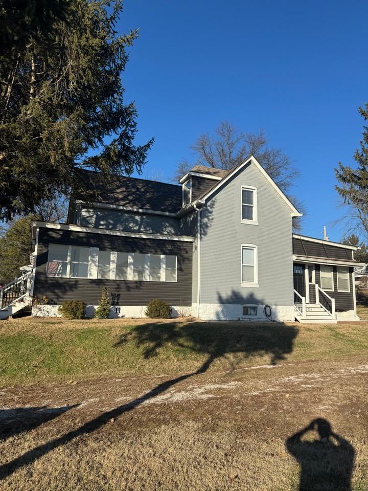1016 S Church St - Photo 2 of 15