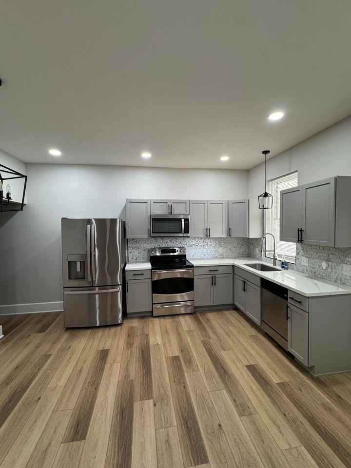 1016 S Church St - Photo 4 of 15
