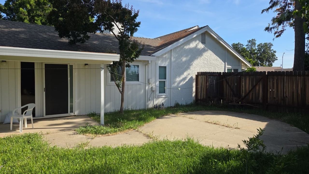 7613 Luzern Way - Photo 4 of 18