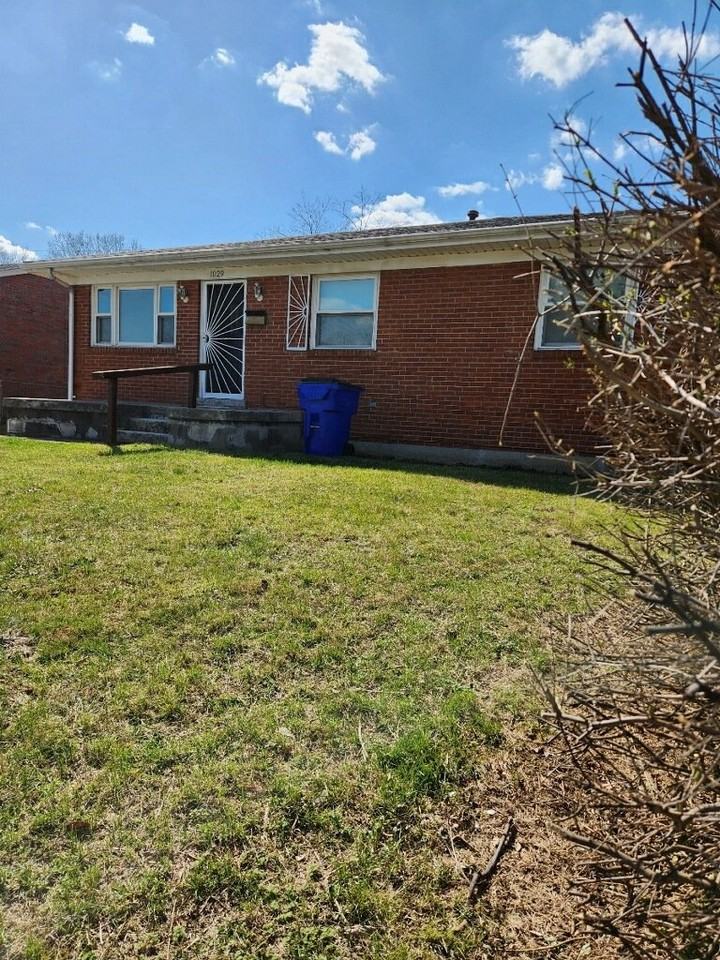 1029 St Martins Ave - Photo 3 of 12