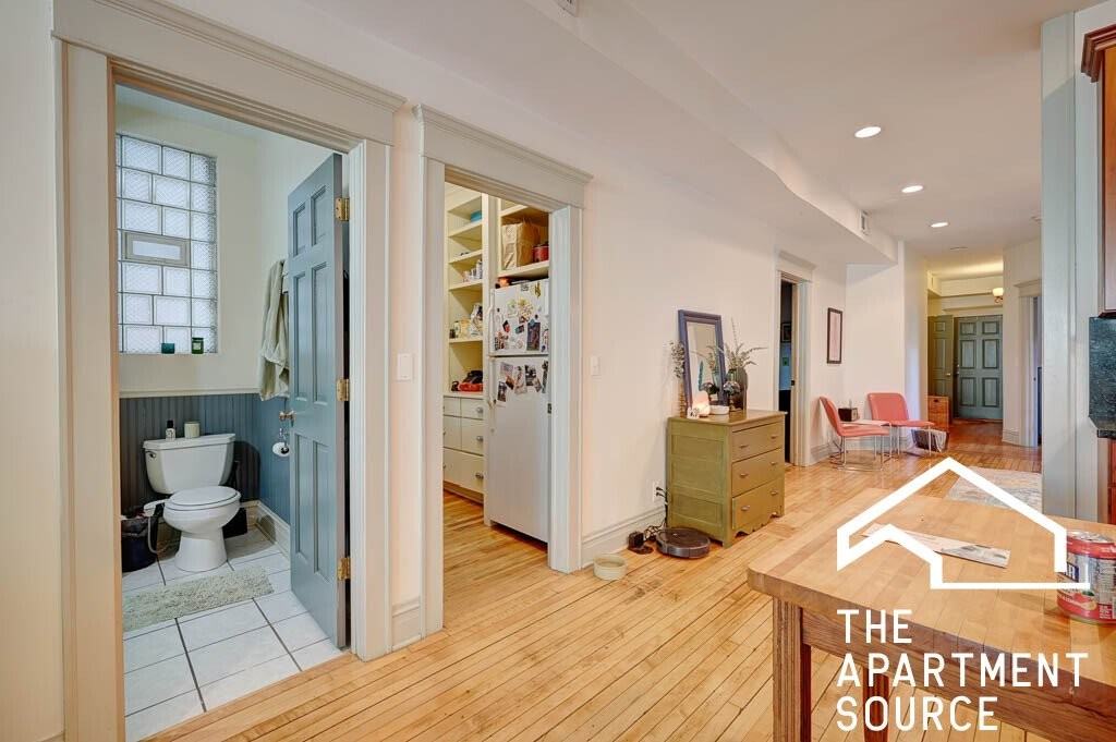 880 N Marshfield Ave #2 - Photo 3 of 12