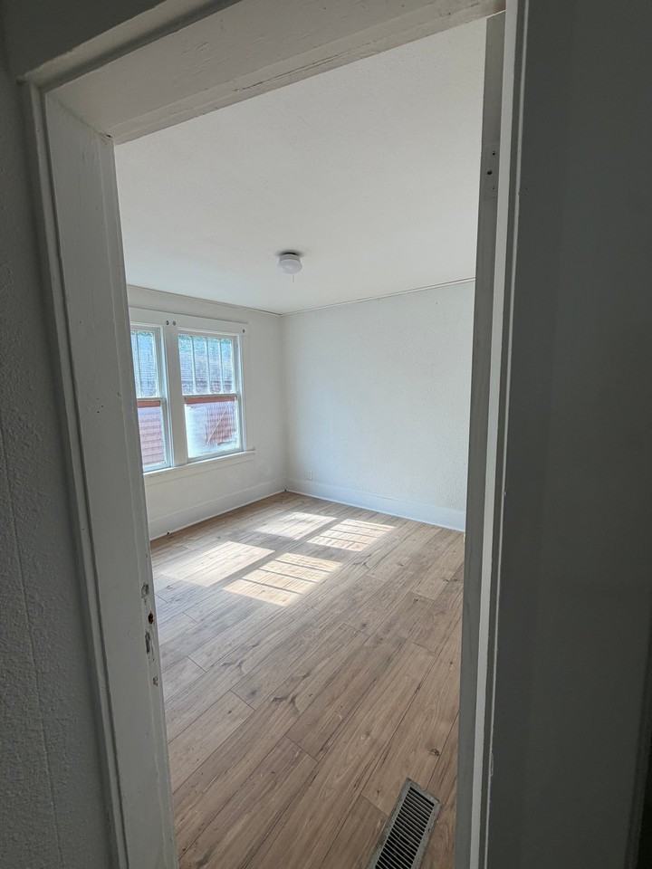 1116 Sw 18th St - Photo 4 of 9