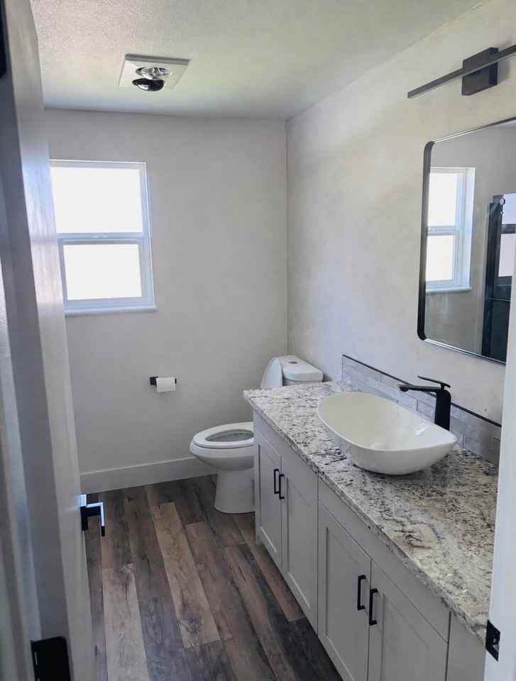 205 Sw Booth St #A - Photo 3 of 16