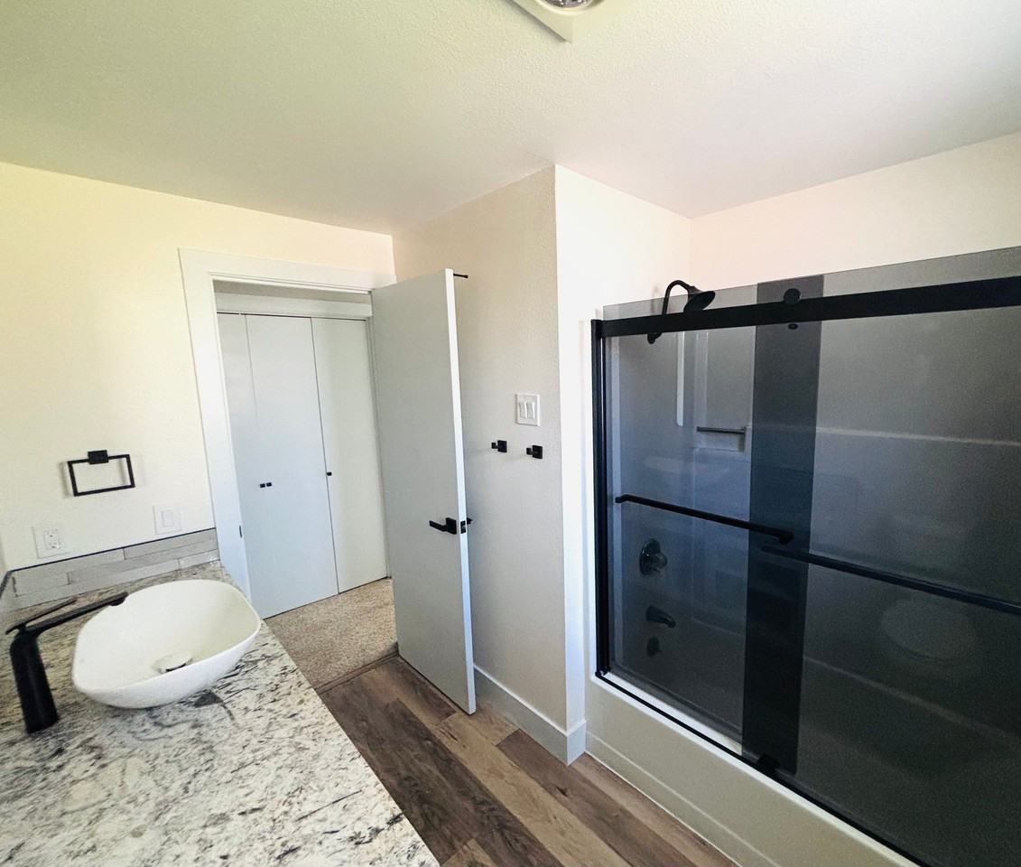 205 Sw Booth St #A - Photo 5 of 16