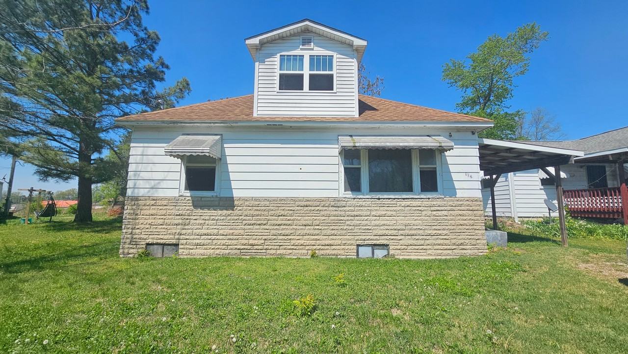 102 E 4th St