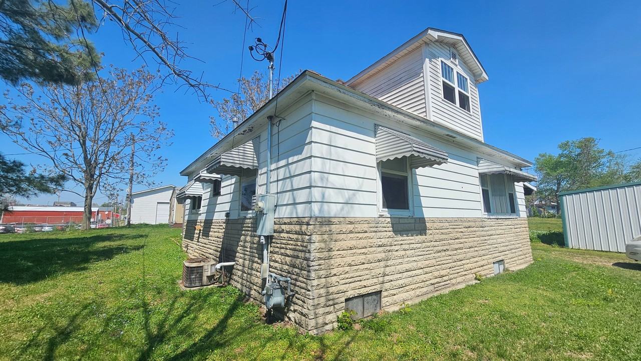 102 E 4th St - Photo 2 of 20