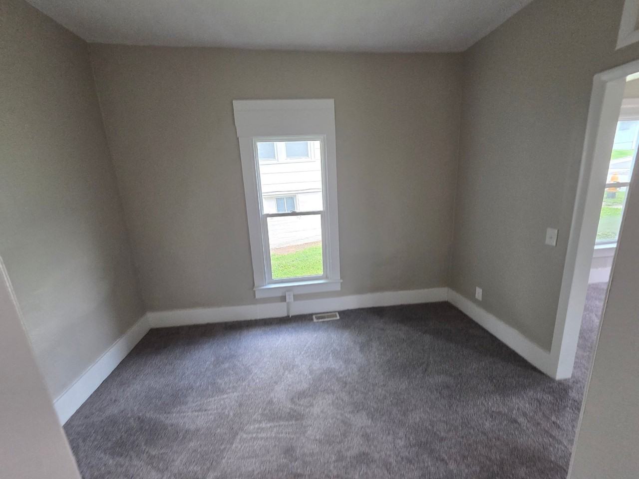 1046 W Maple Ave - Photo 5 of 12