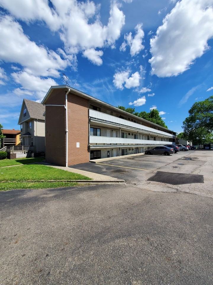 508 E Buchtel Ave #1D - Photo 2 of 7