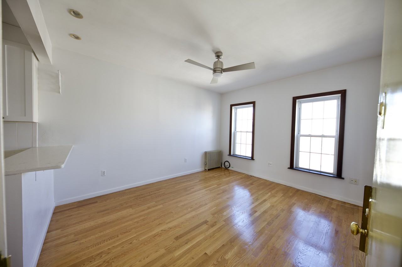 109 Newel Street #4R - Photo 7 of 10