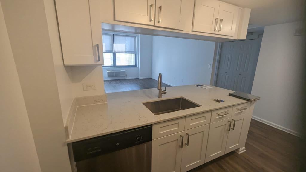 112 Christopher Columbus Dr #3206 - Photo 3 of 20