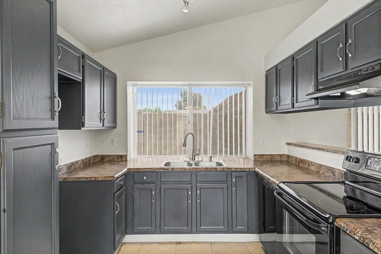 11851 N 76th Dr - Photo 3 of 25