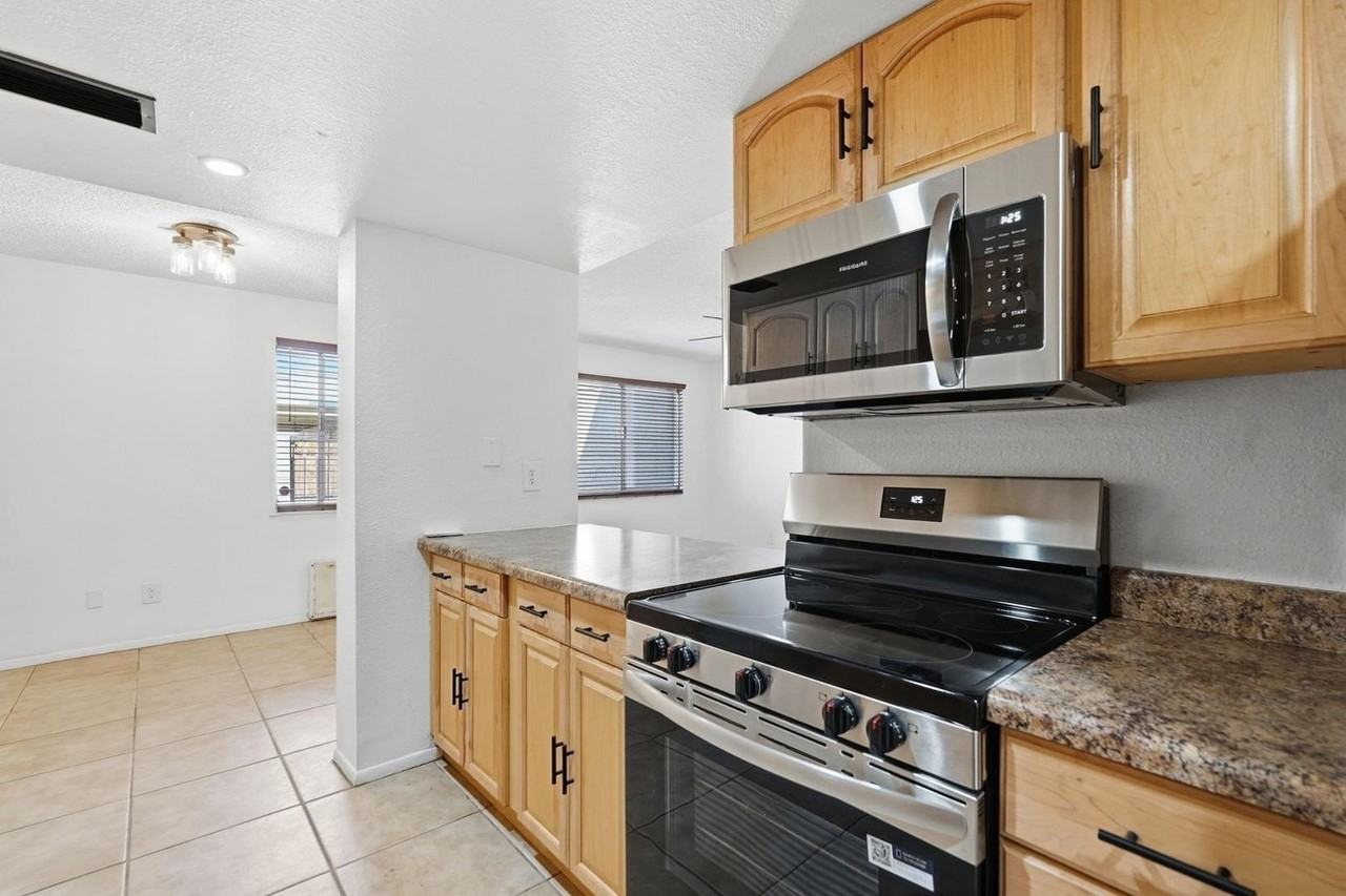 1017 E Redfield Rd - Photo 4 of 24