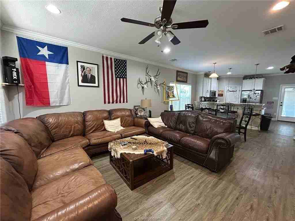 1418 Holleman Dr - Photo 2 of 10