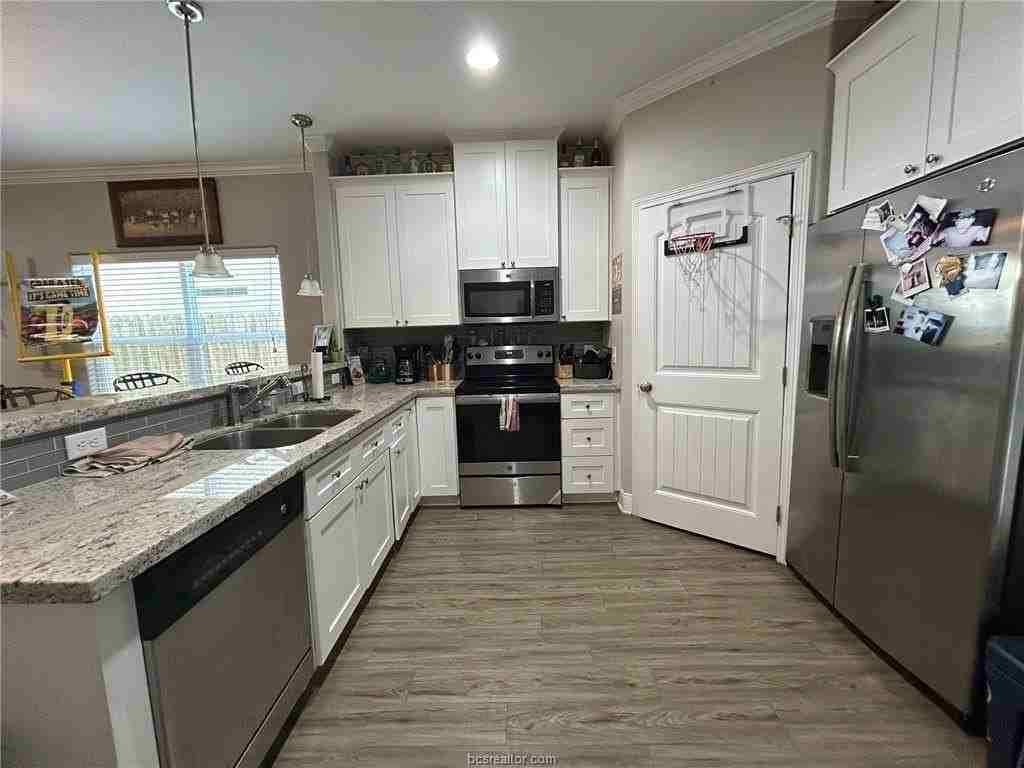 1418 Holleman Dr - Photo 5 of 10