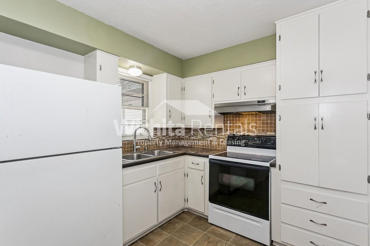 1400 N El Paso Dr - Photo 4 of 12