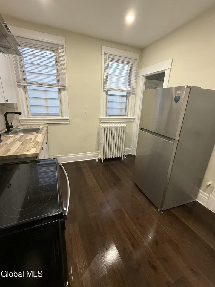 31 Bertha St #2 - Photo 4 of 8