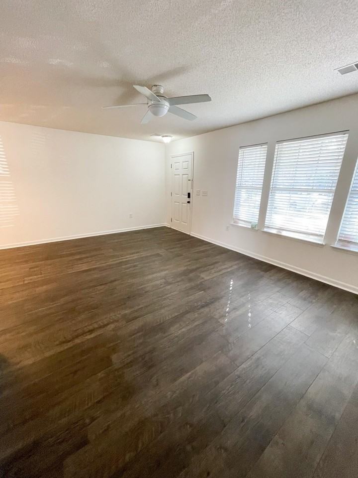 201 Yellow Hawthorn Cir - Photo 4 of 22