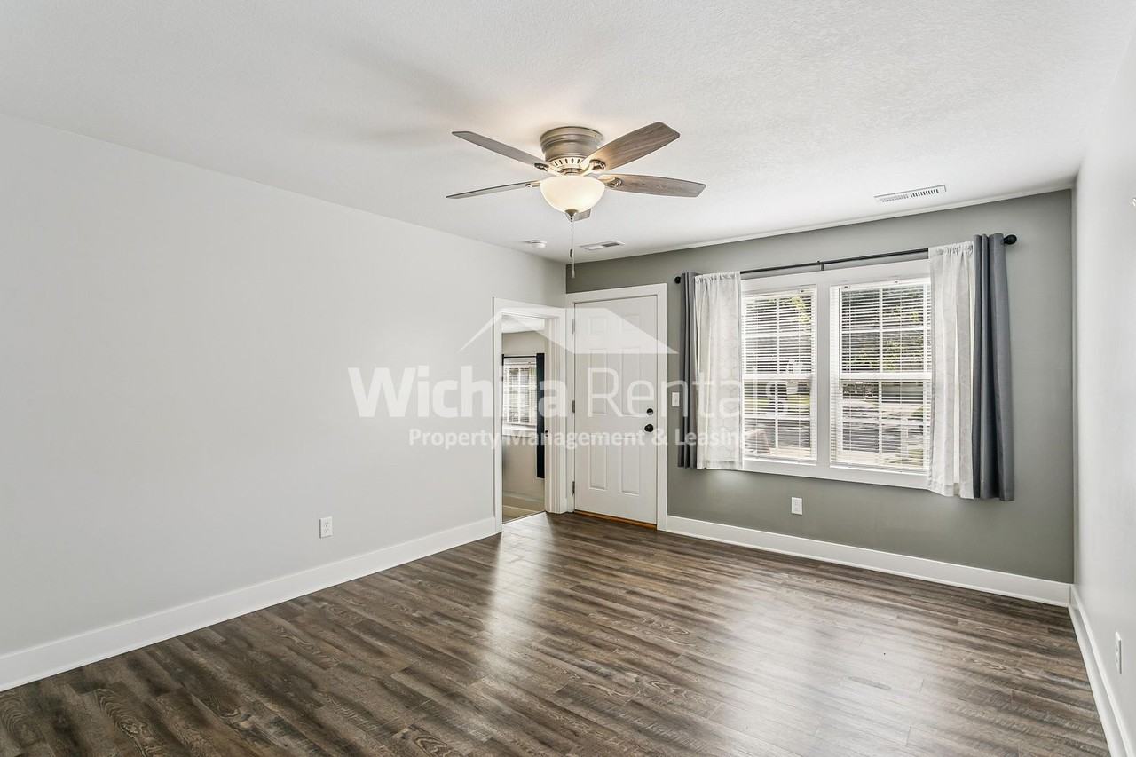 1921 S Ridgewood Dr - Photo 2 of 14