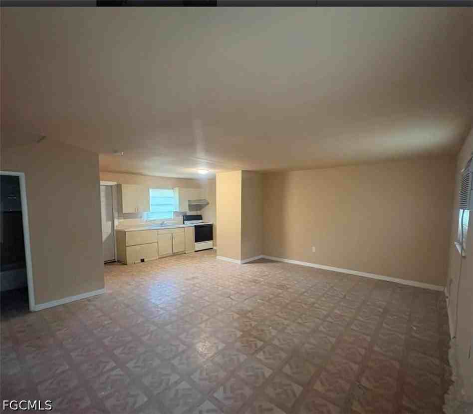 227 Maria St - Photo 3 of 12