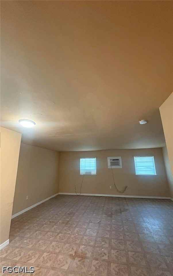 227 Maria St - Photo 5 of 12
