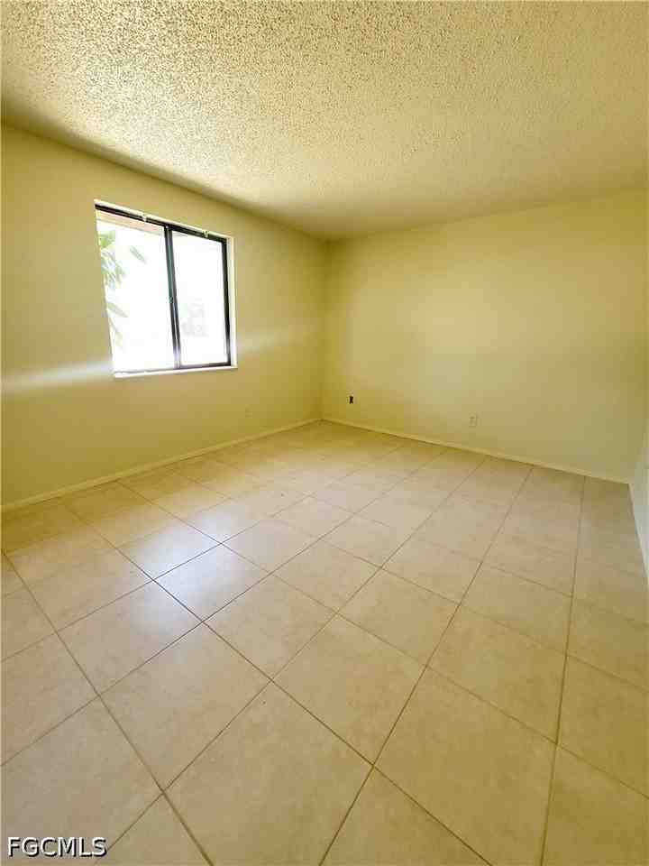704 W Cleveland Ln - Photo 7 of 11