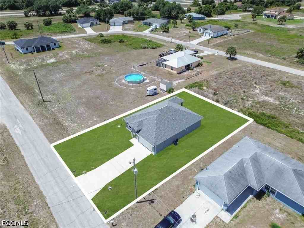 1064 Calumet Rd - Photo 3 of 48