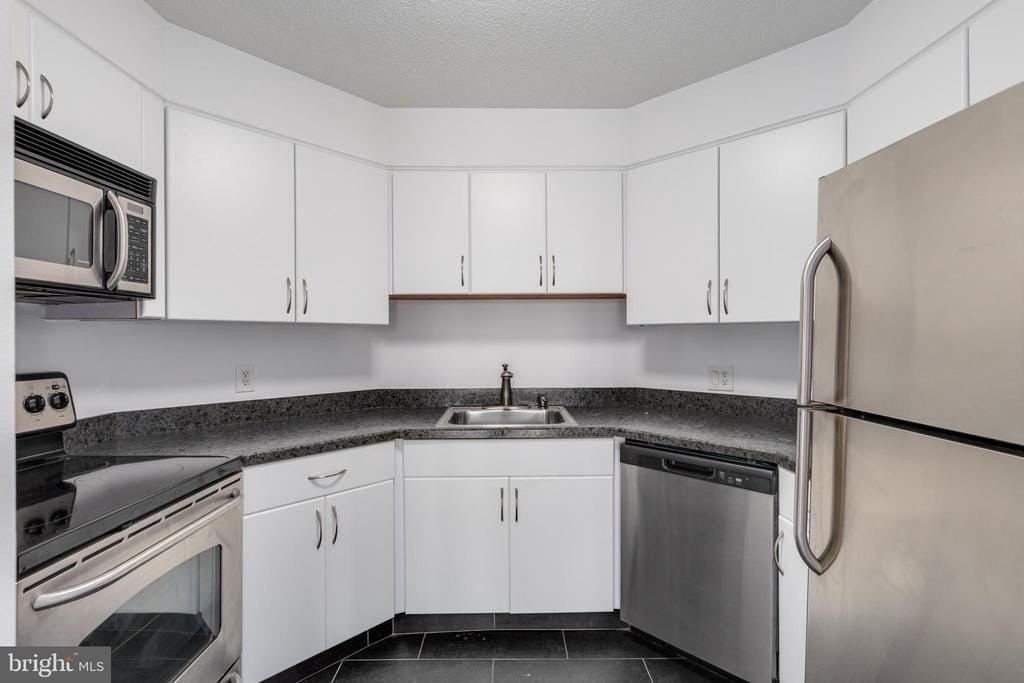 2020 Walnut St #29J - Photo 6 of 30