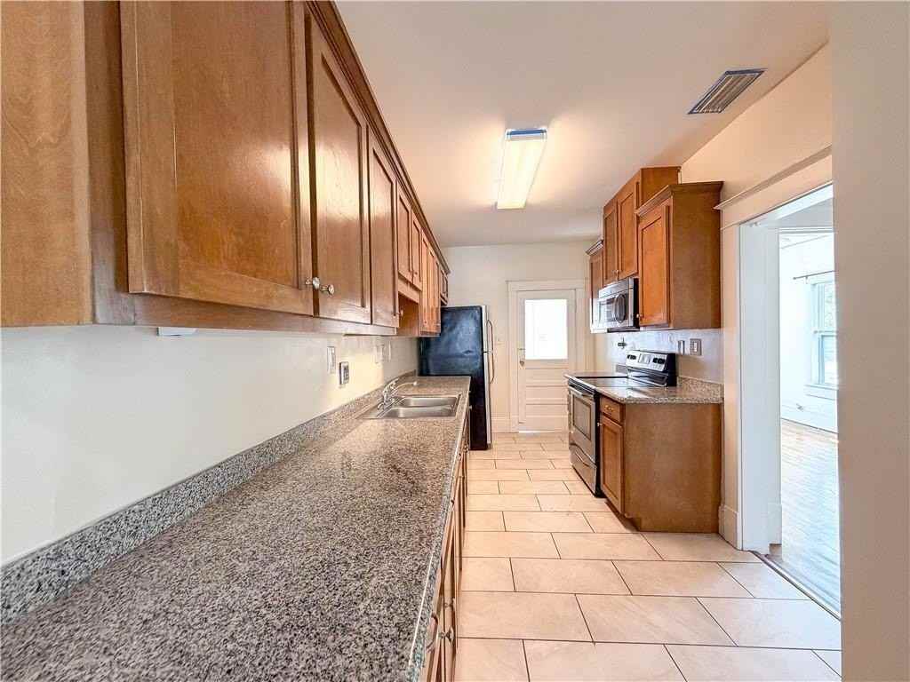 2161 Homewood St #B - Photo 3 of 12