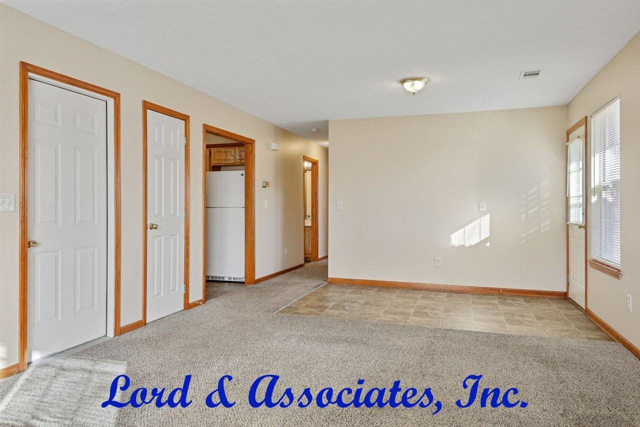 306 Ne 7th St Apt B - Photo 2 of 14