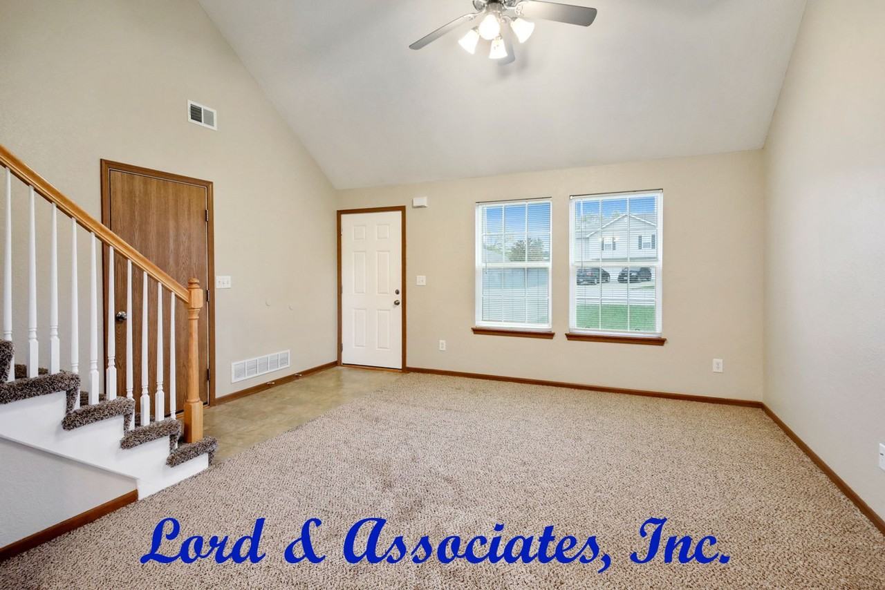 1013 Nw Willow Dr - Photo 3 of 15