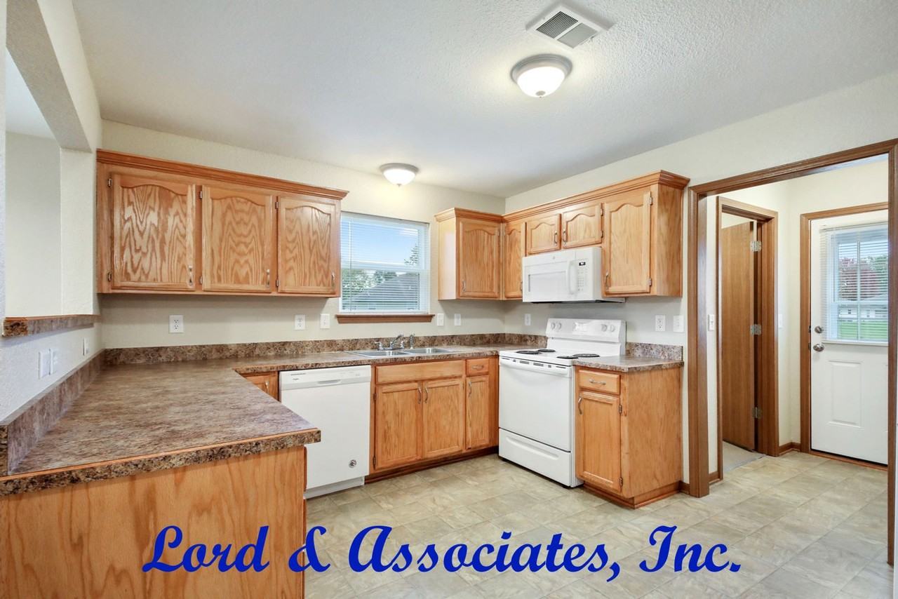 1013 Nw Willow Dr - Photo 4 of 15