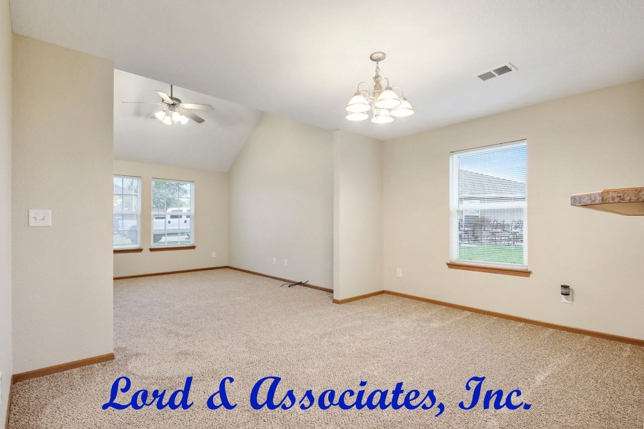 1013 Nw Willow Dr - Photo 5 of 15