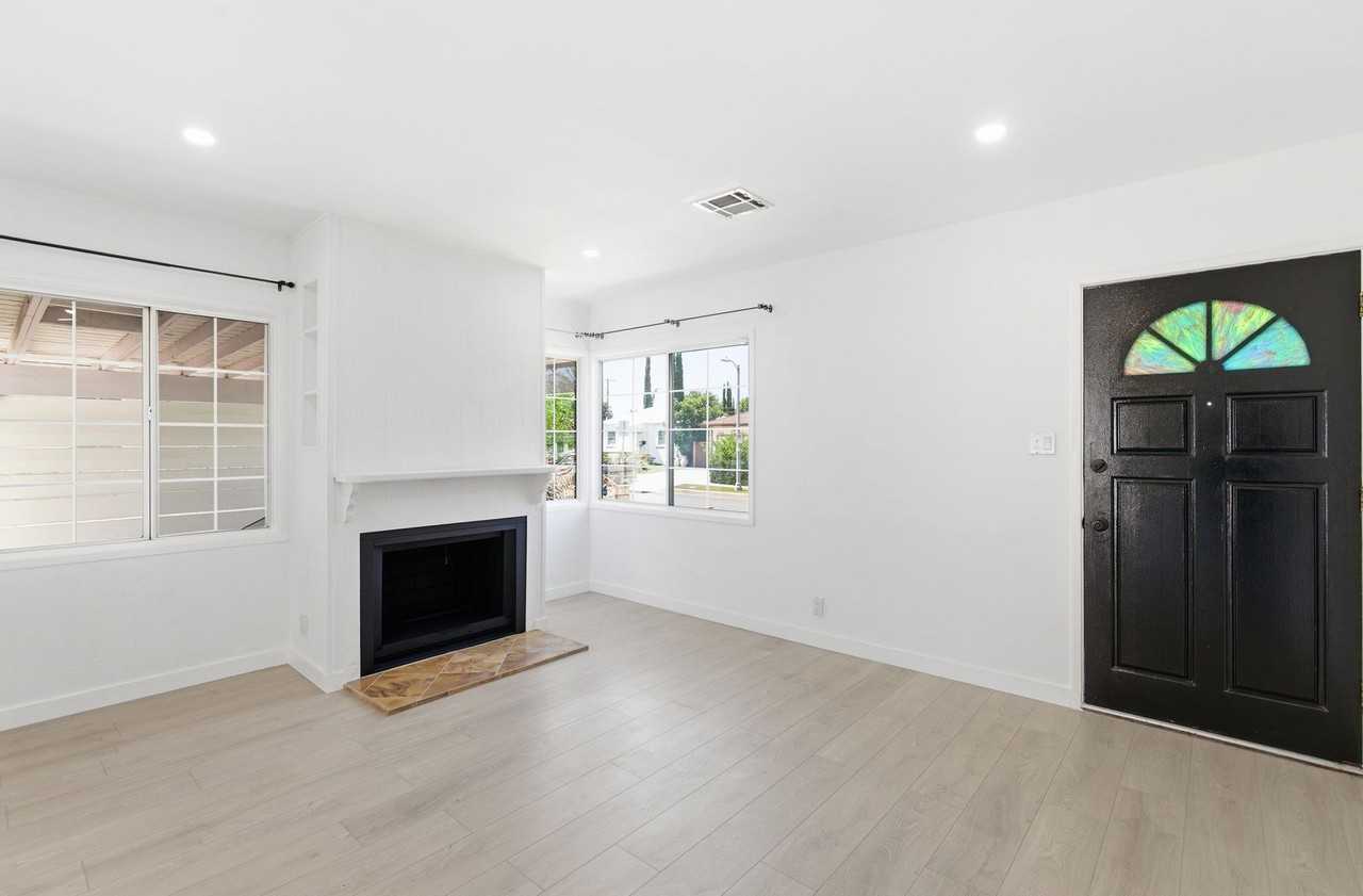 17418 Califa St - Photo 3 of 29
