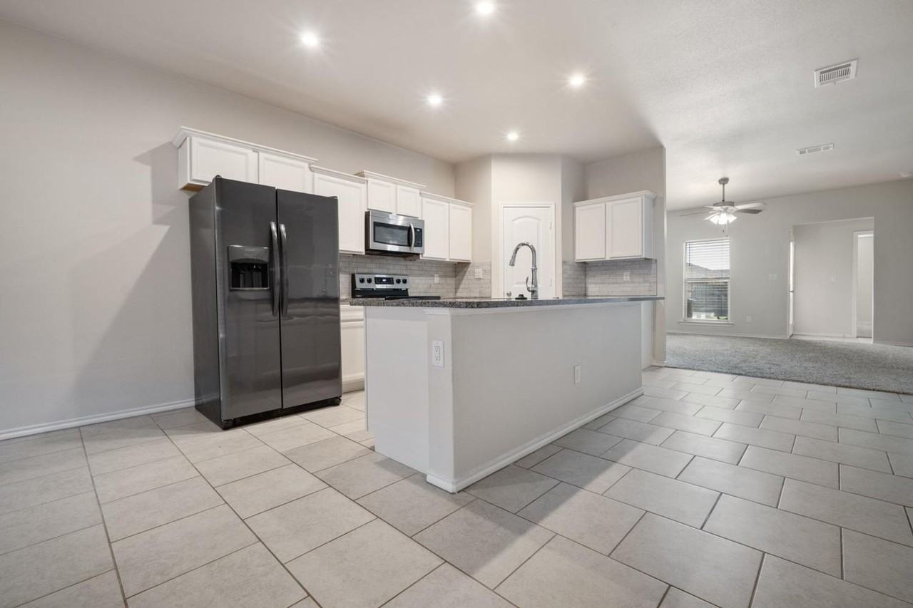 10121 Virginia Ave - Photo 3 of 20