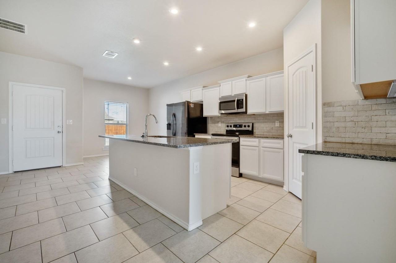 10121 Virginia Ave - Photo 4 of 20