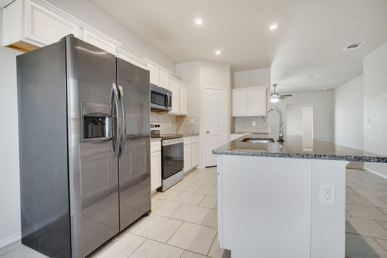 10121 Virginia Ave - Photo 6 of 20