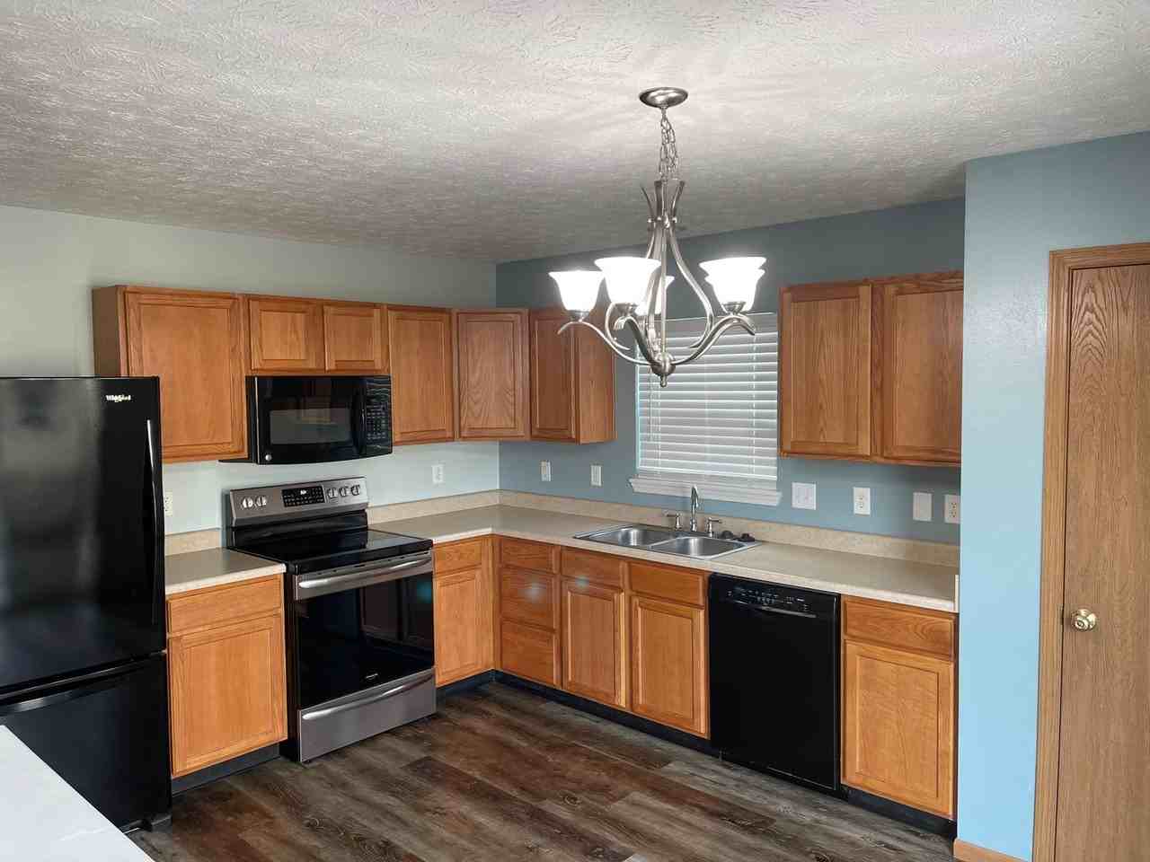 250 Chapelhill Dr - Photo 2 of 12