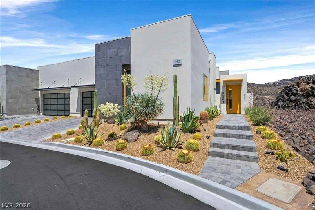 692 Scenic Cliff Dr - Photo 2 of 50