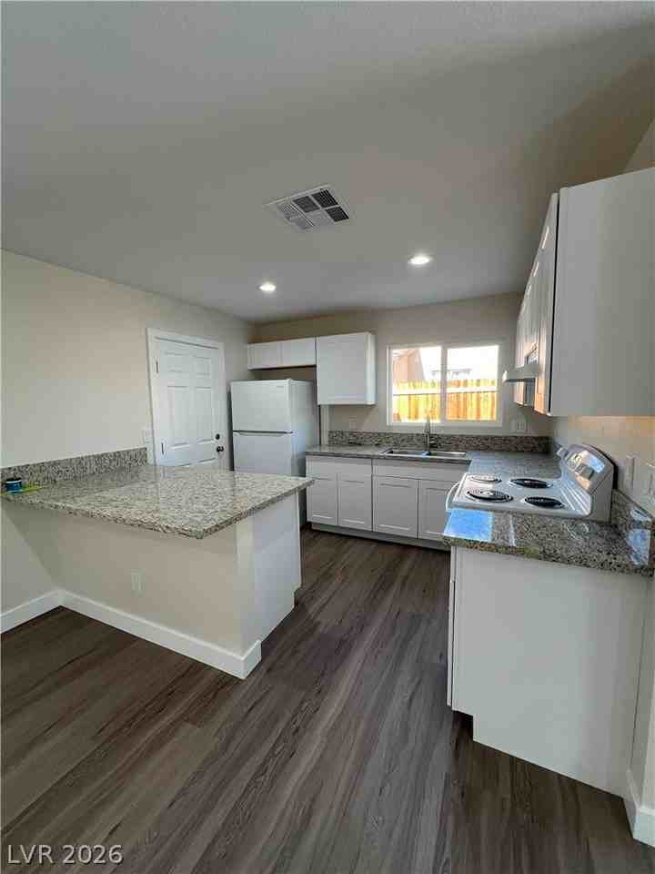 3608 W Bonanza Rd - Photo 5 of 26