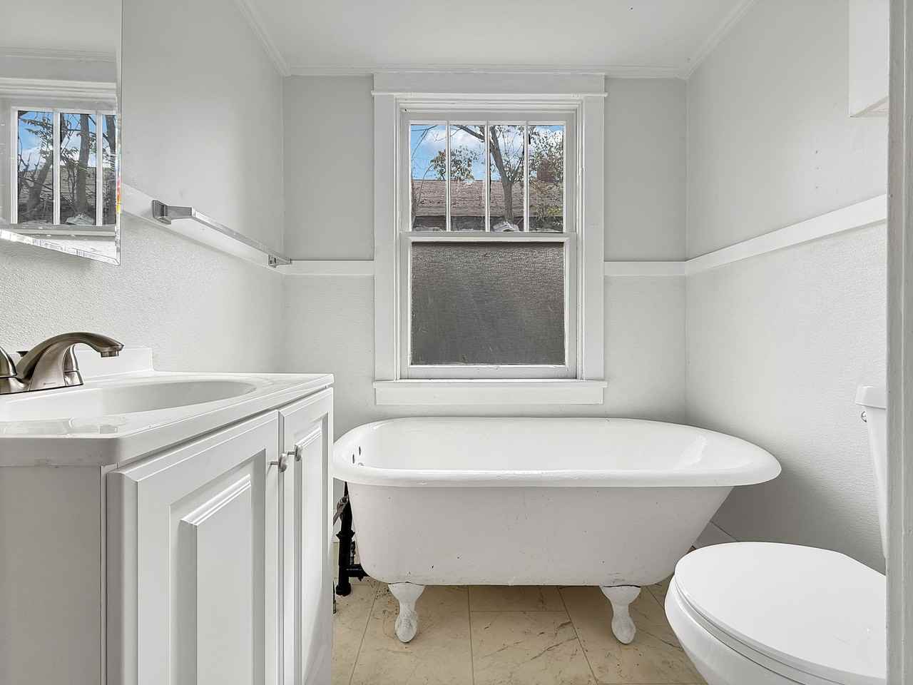Newly Renovated Duplex - Photo 3 of 23